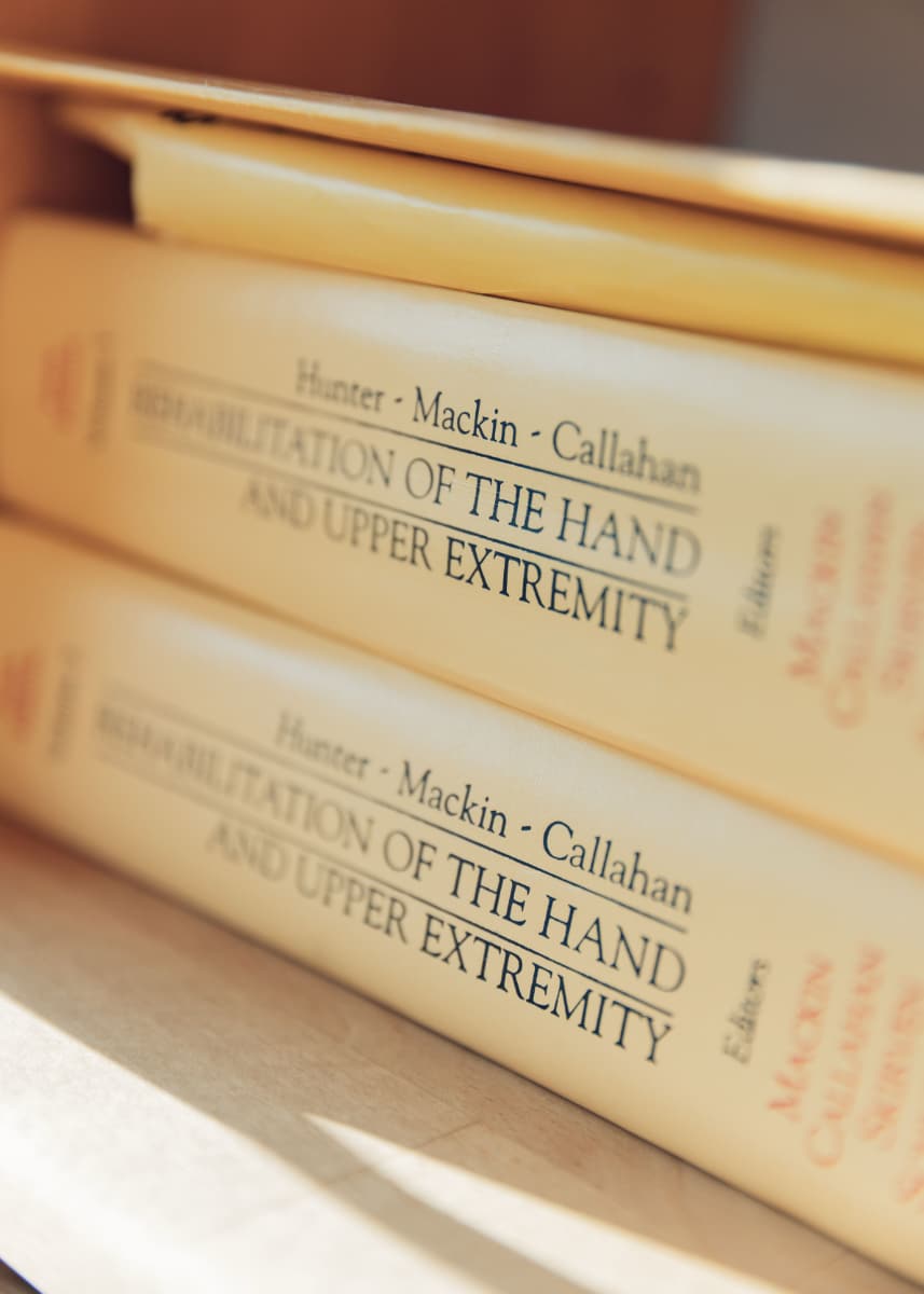 Abstrahierte Nahaufnahme von Fachbüchern zur Handtherapie